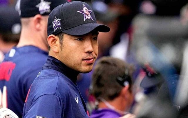【MLB】「綺麗な奥様だ」　菊池雄星、緑ドレスの愛妻＆愛息との家族写真に米興奮「魅力的だ」