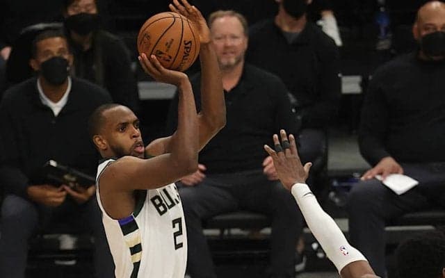 バックスが接戦を制してシリーズ2勝2敗…ミドルトンが40得点／NBAファイナル