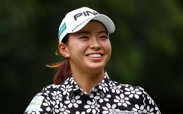 「美脚に挟まれるしぶこ」　原英莉花＆稲見萌寧との3ショットが「かわいすぎる」