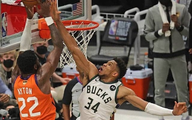 第4戦終盤にブロックショットを決めたヤニス「勝利のためなら何でもする」