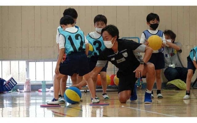 FC東京が小学校で授業　オリジナルの「あおあかドリル（運動ドリル）」活用