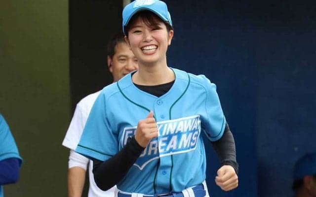 ショーパンで体操座りの「綺麗な足」　稲村亜美さんの阪神コーデが「女神すぎる！」