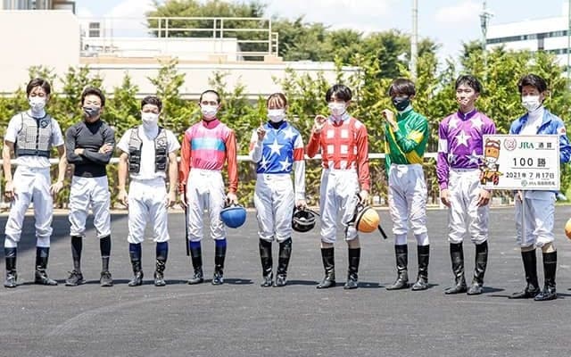 菅原明良騎手がJRA通算100勝達成「努力を怠らず頑張っていきたい」