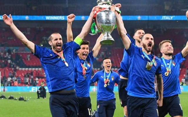 「僕たちは食べ続けるけど…」ユーロ制覇のボヌッチがキエッリーニと仲良くパスタを食べる