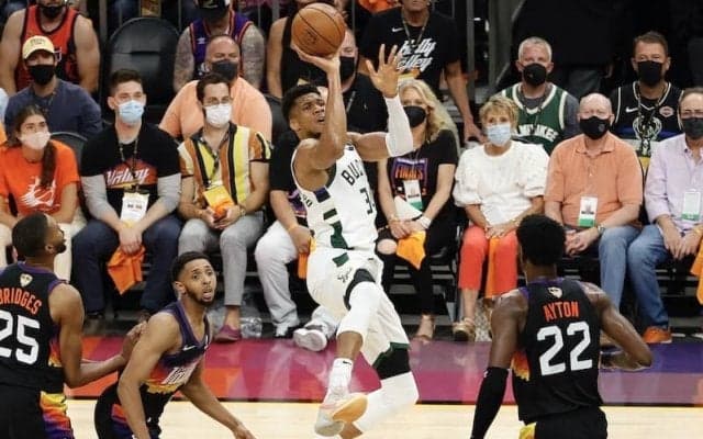 接戦でサンズを退けたバックスが優勝に王手…ビック3が躍動／NBAファイナル