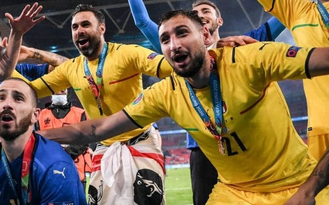 ドンナルンマがトロフィーのタトゥー！ ユーロ制覇を呼び込んだPKストップの左腕に