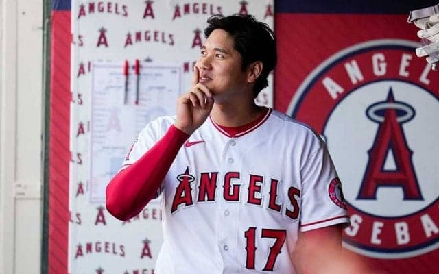 【MLB】大谷翔平が可愛すぎる少女の隣に　和む記念写真に反響「人柄最高」「サイズ感バグる」