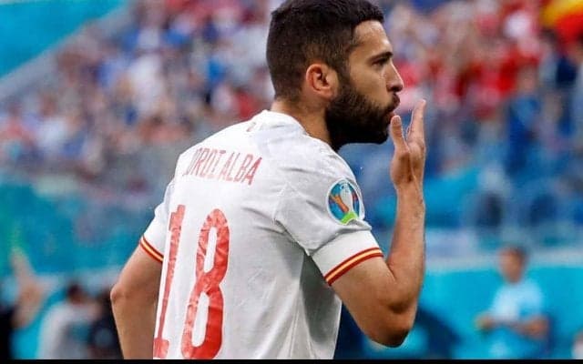 ジョルディ・アルバが美人彼女と婚約！ 6年交際し2人の子供を育児中