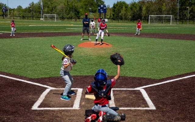 「100％アウト」をセーフにした“神走塁”　制止無視した少年の生還は「凄くクール」