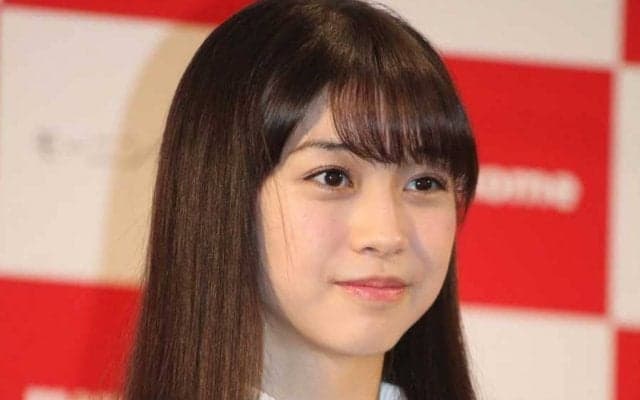 花柄ノースリーブが「あらかわいい」　夏空に透き通る肌…“奇跡のアイドル”観戦報告