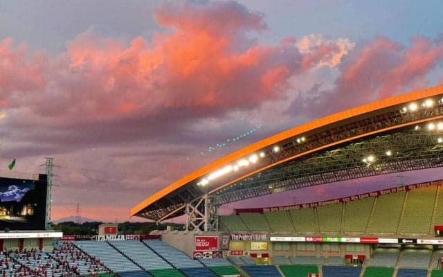 大住良之の「この世界のコーナーエリアから」連載第68回「スタジアムはたそがれどき」(1)バックスタンドの屋根が金色に輝く埼玉スタジアム