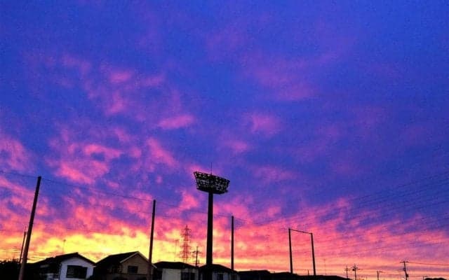 大住良之の「この世界のコーナーエリアから」連載第68回「スタジアムはたそがれどき」(2)夕焼けといえば柏「日立台」の“柏熱地帯”が赤く染まる
