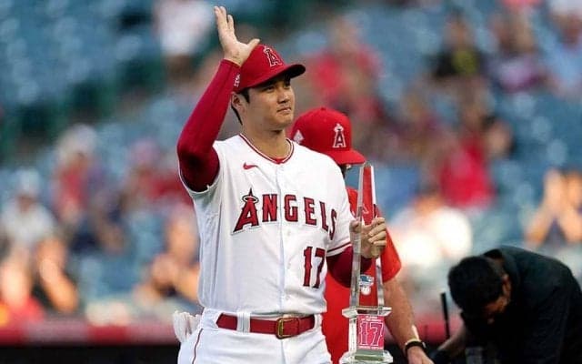 【MLB】大谷翔平、全身写真で際立つ美体型　照れ笑いの表情も「背が高くてハンサム」