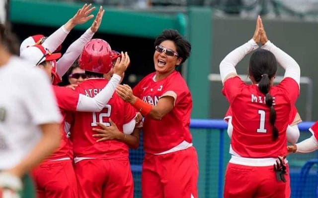 侍ジャパンもソフト女子の激闘に夢中　息のむロッカー内「みんな見入ってるなぁ」