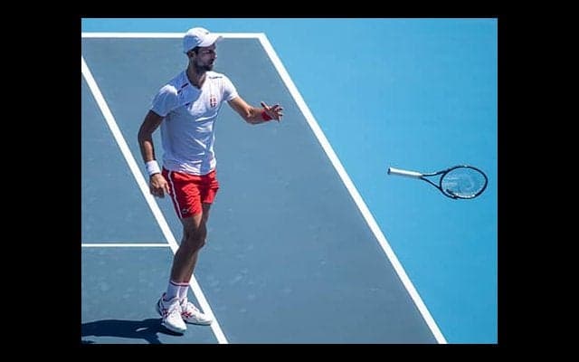 ジョコ 練習中にラケット破壊