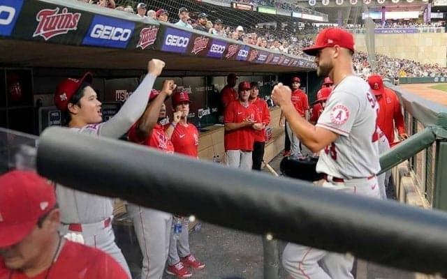 【MLB】大谷翔平、ベンチで先発左腕を労う“笑顔の水かけ”　優しさ溢れる姿に米記者も注目