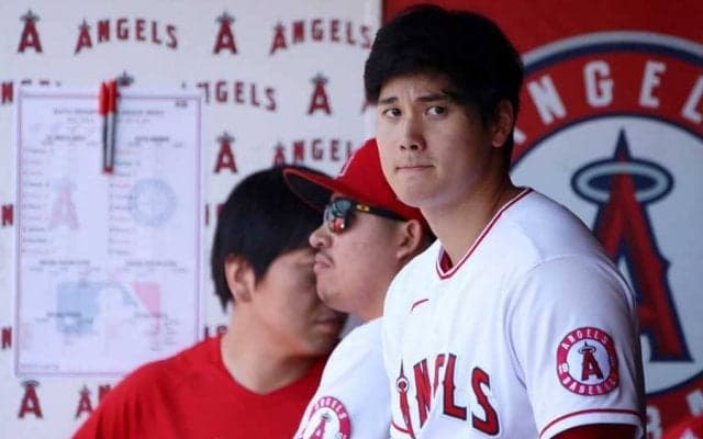 【MLB】大谷翔平が目を閉じ髪をかき上げ…　何気ない仕草が「色っぽすぎ」「見惚れてしまう」