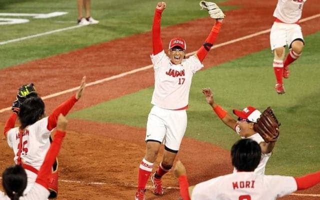 上野由岐子、涙の金「諦めなければ夢はかなう」「もう感無量です」　39歳エースで君臨