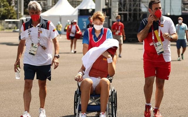 世界29位バドサが暑さで途中棄権。車いすでコートを後にする[東京オリンピック]