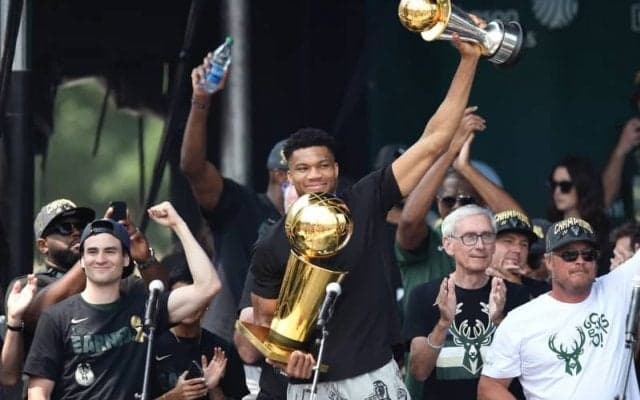 限定商品に生涯無料…ヤニスのファストフード店訪問にファンも店舗もお祭り騒ぎ