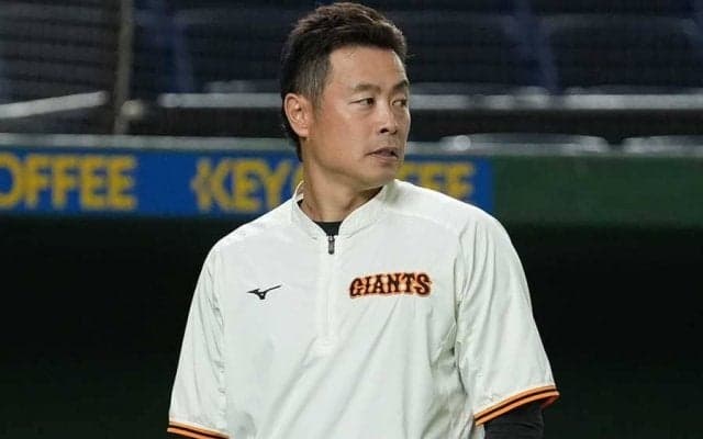 ショートバウンドで背面キャッチ？　39歳・巨人亀井の“神技”に「身体能力凄い」