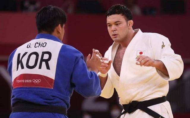 柔道金ウルフ、敗れた韓国選手が手を掲げて称賛　SNS反響「これぞ五輪」「熱戦に拍手」