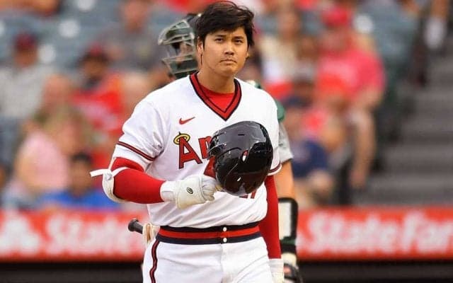 【MLB】大谷翔平がリーゼントヘアに“変身”　世界的歌手と顔を寄せ合った紹介映像に大歓声