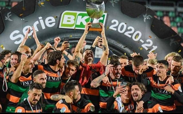 「あまりに美しい」20年ぶりセリエA昇格、ヴェネツィアのユニフォームがイケてると絶賛され即完売