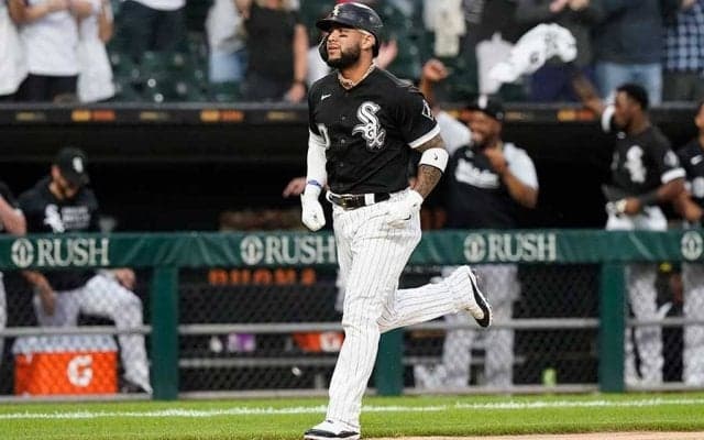 【MLB】取られたはずの大飛球に“珍アシスト”連発で打者が唖然　ファン「笑いが止まらない」
