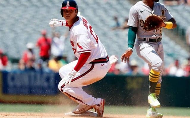 【MLB】大谷翔平、おどけ顔の“えっへんポーズ”　塁上での交流が「とてつもなく可愛い」