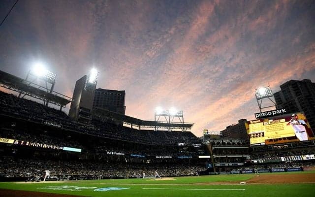 【MLB】「最高にキュート」バク宙→大開脚ジャンプの超アクロバティック始球式に米喝采