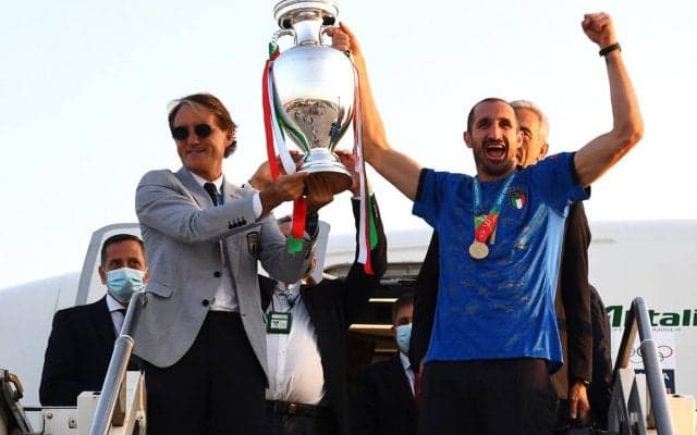 「神話と歴史の間にある抱擁」ユーロ制覇のイタリア代表監督＆主将が東京五輪での陸上金メダル2つを祝福