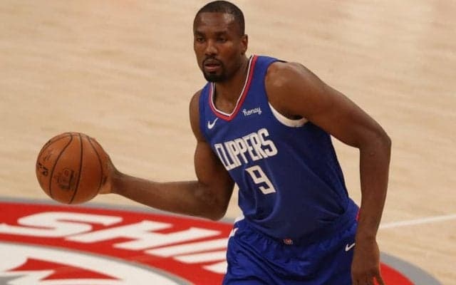 サージ・イバカがプレーヤーオプションを行使してクリッパーズ残留へ