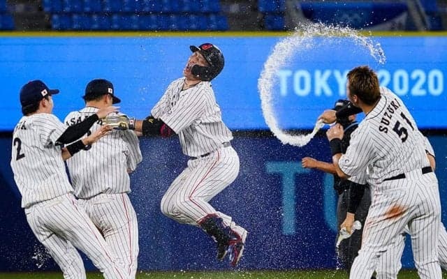 「神すぎる」「キャノン炸裂」甲斐拓也の劇的サヨナラ打にSNS上も歓喜の嵐に