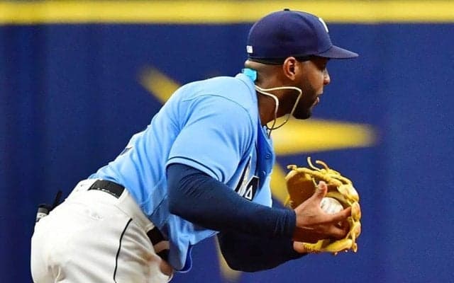【MLB】三塁手が“背面投げ”で一塁へストライク　衝撃の大遠投は「腕の強さがクレイジー」