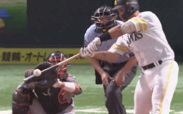 「これでスタンド入るんか…」　鷹大砲候補、ちょこんとバットを出した驚愕“逆方向弾”