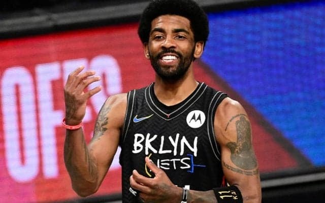 慈善活動家のカイリーがパキスタンの貧困村に安全な水と太陽光発電設備を供給