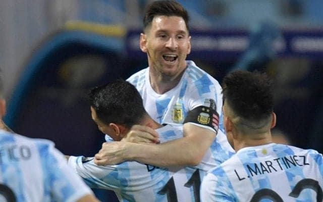 オフでも仲良し！メッシがネイマールやディ・マリアらPSG4人組と集合写真！