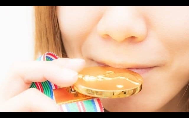 五輪名物「メダル噛み」ポーズのルーツとは