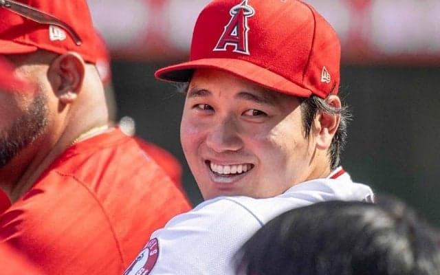【MLB】大谷翔平、チームメートの健康チェック？　微笑ましい人差し指での“触診シーン”