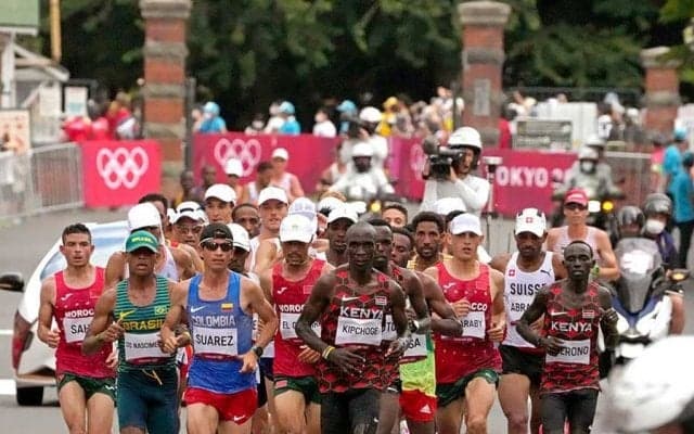 マラソン沿道に珍ファン　巨大な被り物に海外注目「暑さの中、恐竜スーツを着ていた」