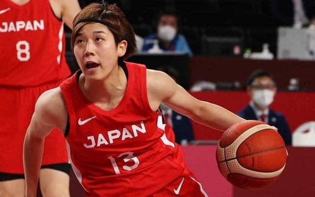 162cm町田瑠唯、ドでかい米選手との41cm差“対峙の瞬間”にSNS仰天「2倍くらいある」