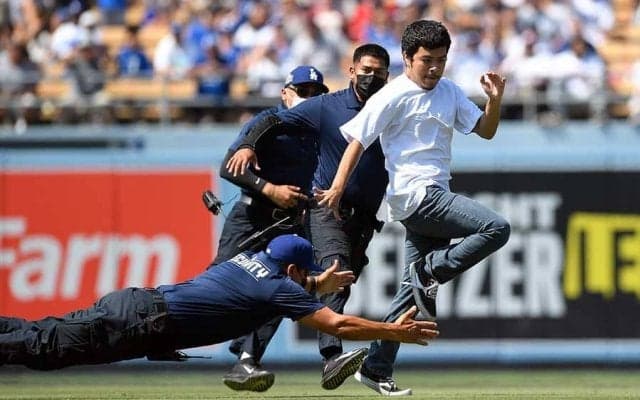 【MLB】大谷翔平出場試合で珍事　乱入者をボールガールが撃退、米称賛「教科書のようなテク」