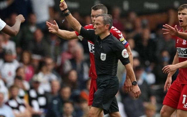 ボールにキスがダメなら…開幕戦で見せたイングランド主審の新しいルーティーンが話題！