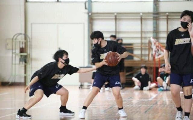飛躍の高知中央、吉岡利博コーチが掲げる プレーでも私生活でも「考え続ける」ことの大切さ