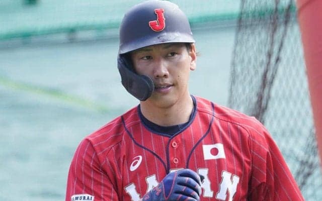 輝くエッフェル塔と“2ショット”　侍J吉田正尚、スーツ姿で「nextオリンピック パリ」