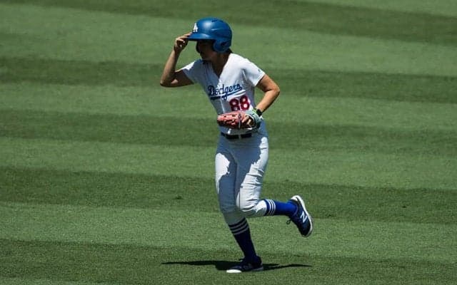 【MLB】大谷翔平の試合守った“ボールガール”　乱入者への果敢タックルが「年間最優秀プレー」