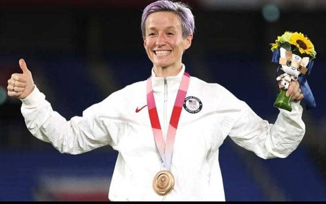 「もっと愛してしまいそう」米女子代表MFラピノーが女子バスケで金メダルの婚約者を“キス”で祝福