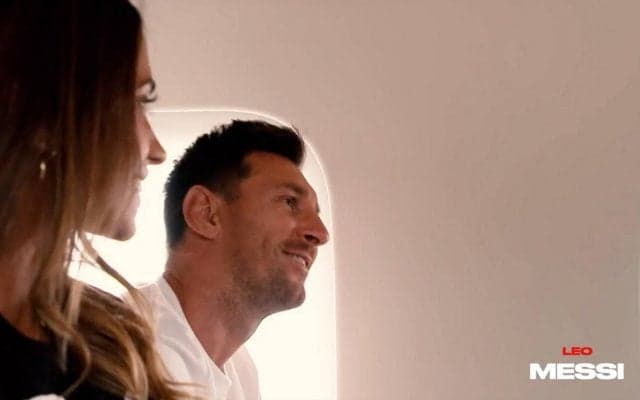 PSGがメッシ到着の舞台裏を公開！ プライベートジェット内でパリ到着に胸踊る夫婦の姿も