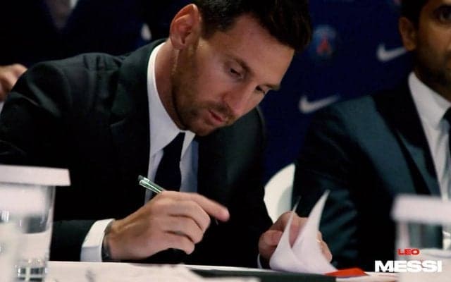 メッシが契約書にサインするシーンも！ PSGが契約締結の舞台裏を公開、チームメイトや監督ともハグ